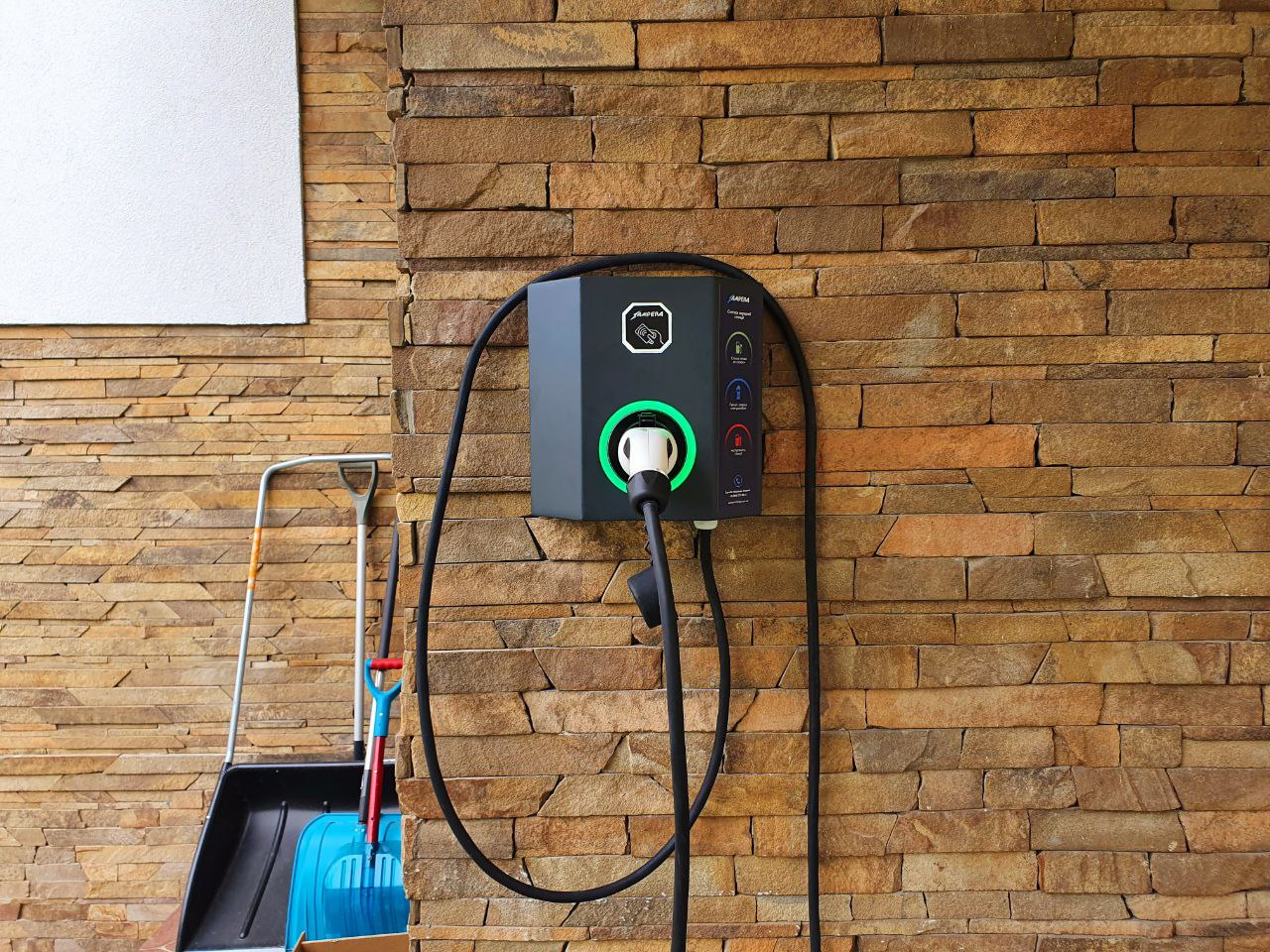 Настінна зарядна станція Type 2 з кабелем