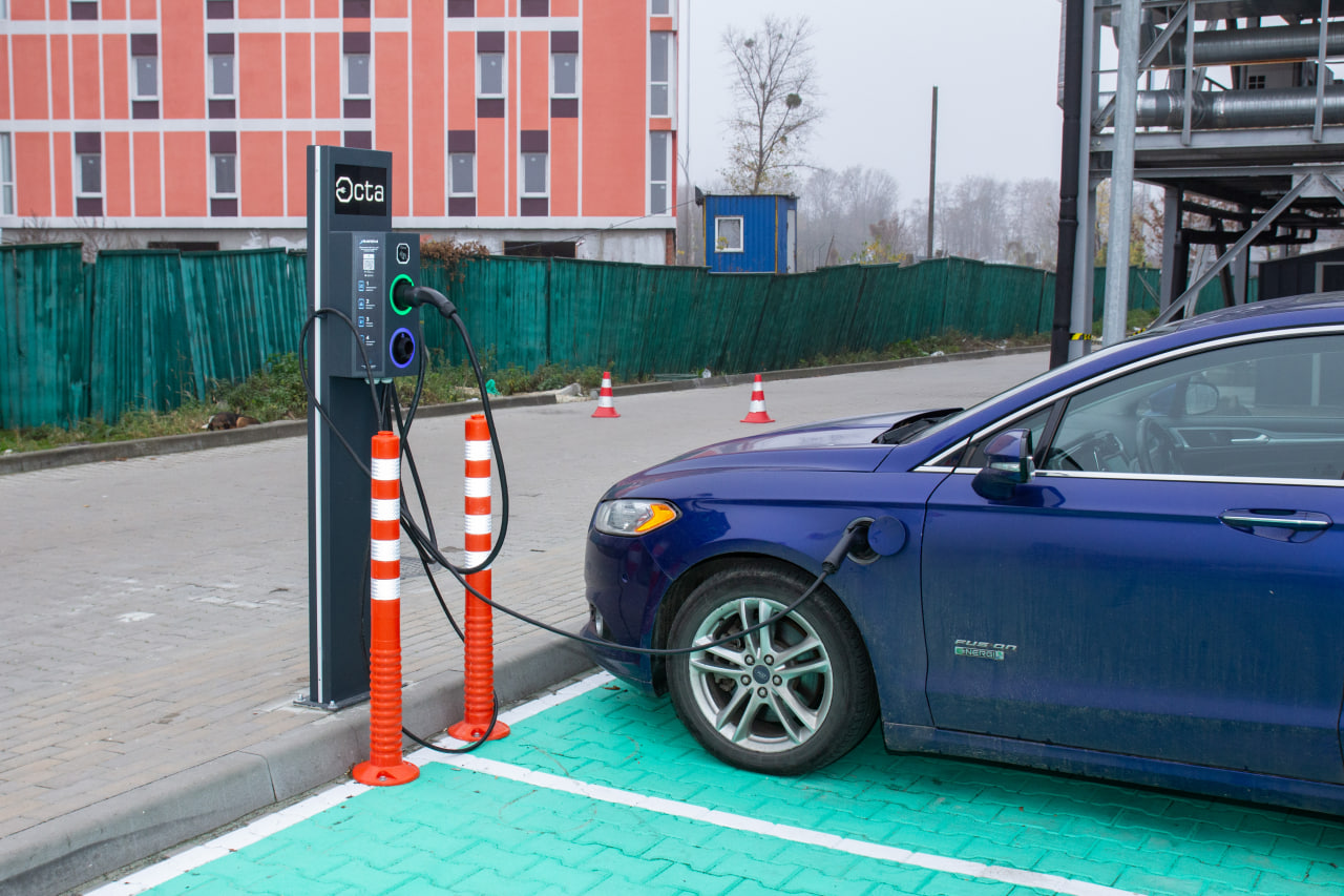 Зарядна станція Ampera встановлена в ТРЦ Наше НЕБО, Київ — електрозаправка для відвідувачів торгового центру