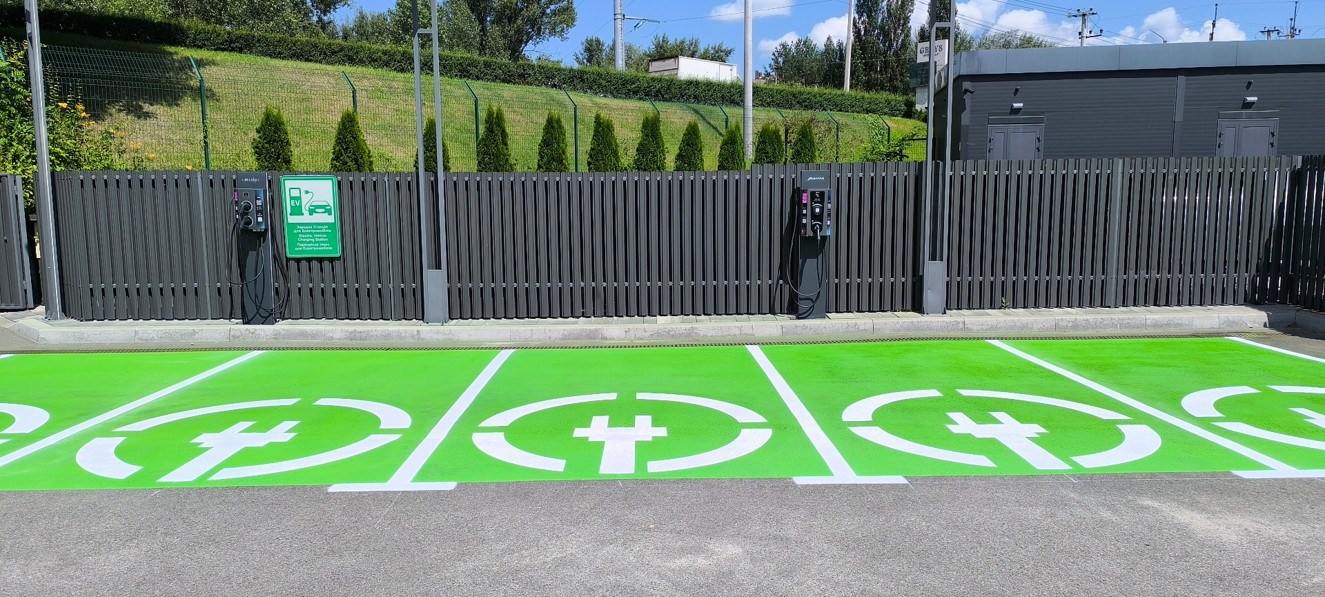 Зарядна станція Ampera встановлена у Sport Villa Grays, Київська область — електрозарядка для клієнтів спорткомплексу