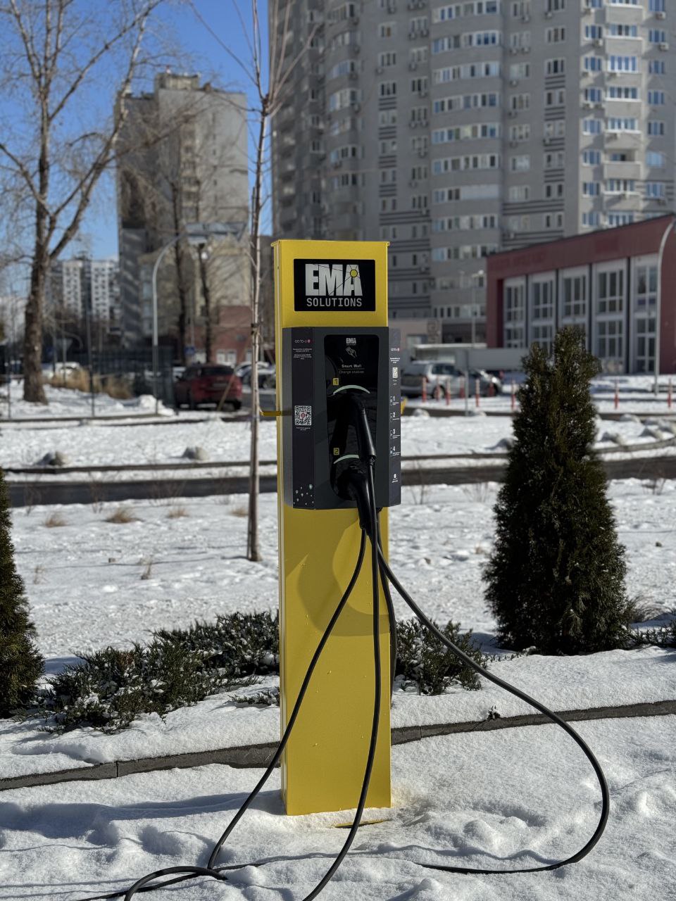 Octa Smart Wall — зарядна станція EMA Solutions, встановлена на вулиці взимку